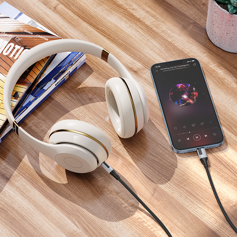 Аудиосоединитель BOROFONE BL19 AUX Apple (lightning-3,5мм) 1м черный