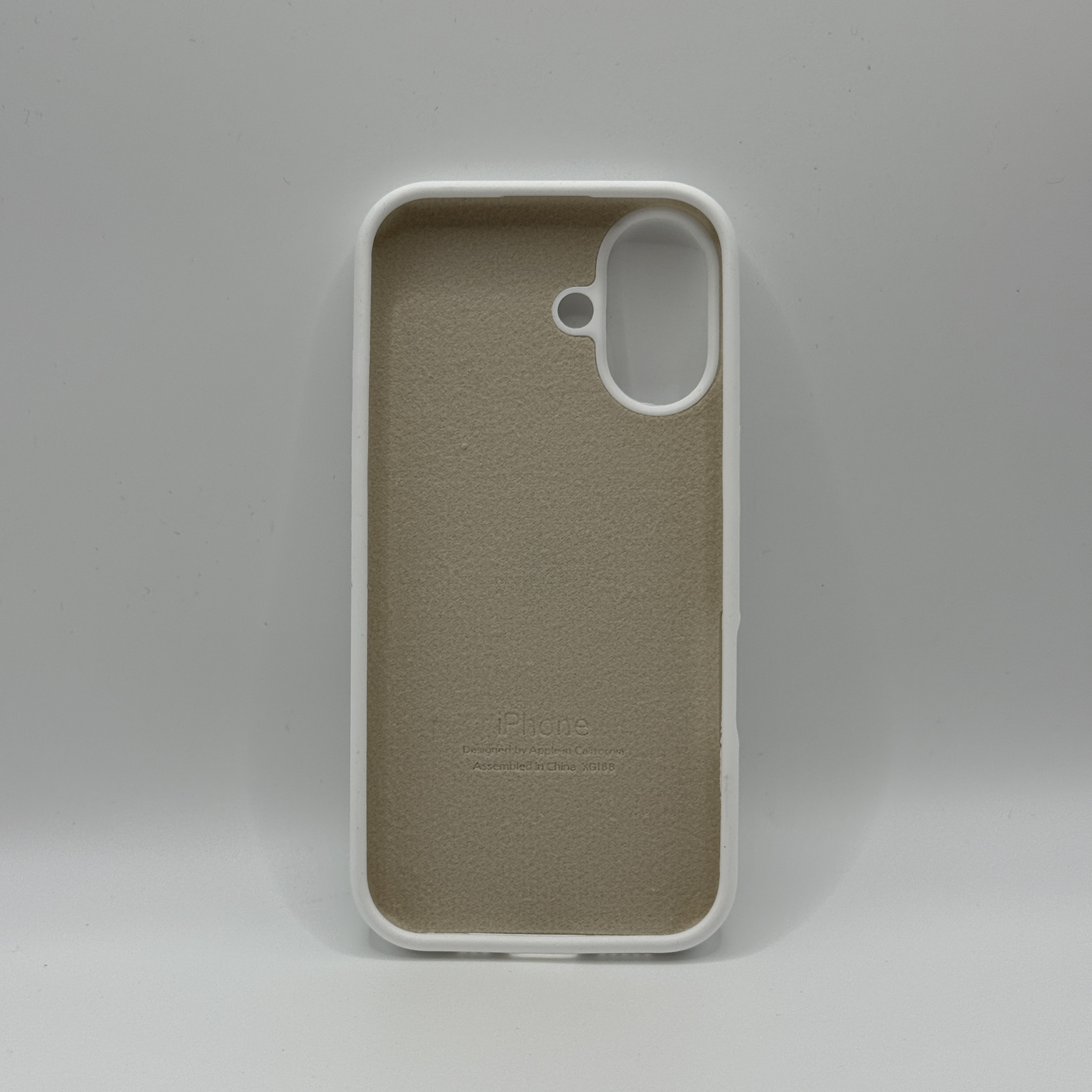 Чехол Silicone Case (YD) для iPhone 16 белый